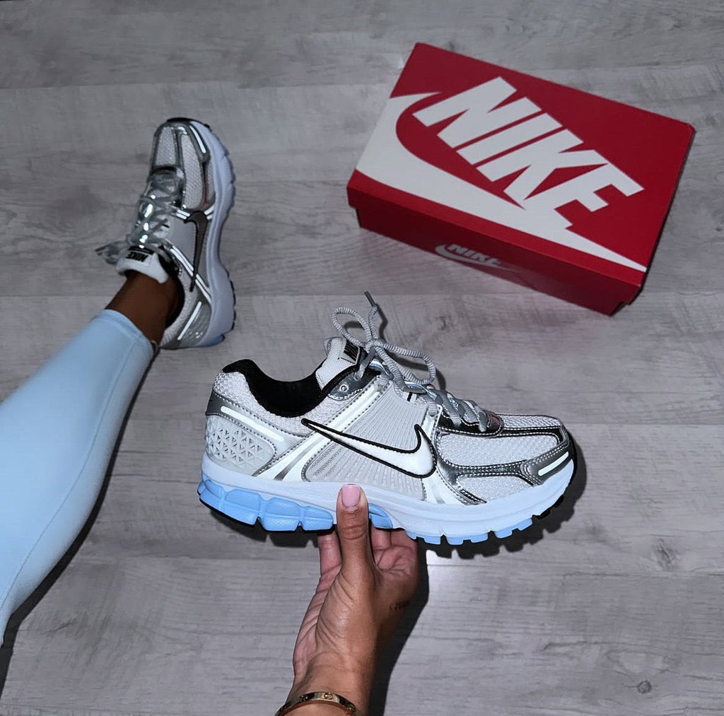 Nike - Zoom Vomero 5 - Metallic Silver Blue Tint - Vue 1