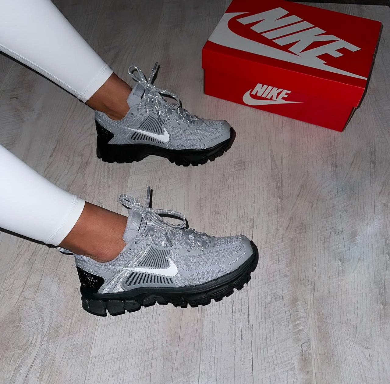 Nike - Zoom Vomero 5 - Wolf Grey Black - Vue 1